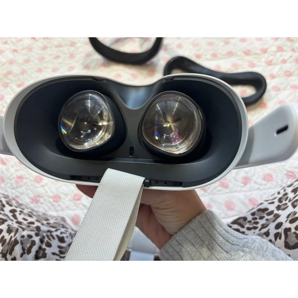 Oculus Quest 2 VR Headset READ